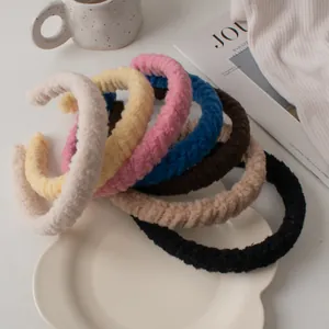 Gros plan de bandeaux en peluche douce en sept couleurs sur une assiette en céramique