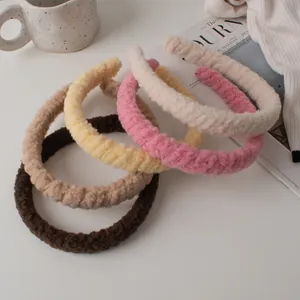 Texture détaillée de serre-têtes torsadés en peluche aux tons terreux et crème