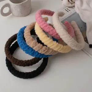 Gros plan de serre-têtes en polaire peluche de plusieurs couleurs sur table