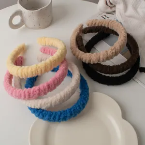 Gros plan sur la texture douce en peluche et les couleurs variées des serre-têtes