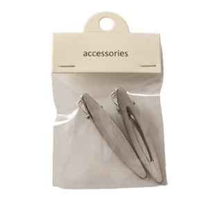 Set aus minimalistischen, matt silbernen Haarspangen aus gebürstetem Metall, oval und hohl