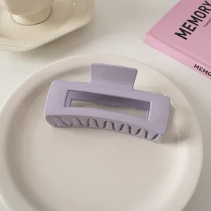 Lavendel-Haarspange groß in Wellenform auf Keramikteller mit ästhetischer Dekoration
