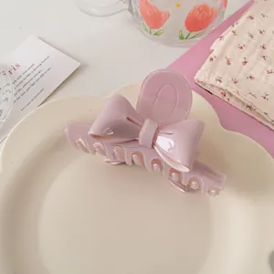 Détail d'une pince à cheveux rose avec gravure France Handmade sur le côté