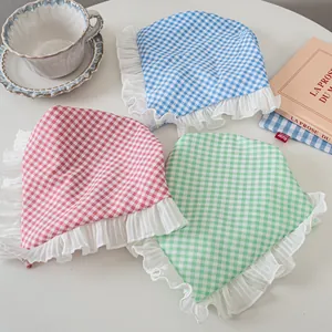 Drei pastorale Karo-Bandanas mit Spitzenbesatz in Pink, Blau und Grün für das Haarstyling
