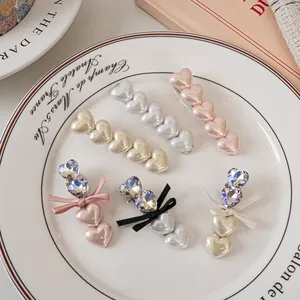 Eleganti fermagli per capelli con cuori perlati e fiocchi di strass in set