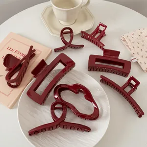 Set mit großen burgunderfarbenen Haarklammern aus Harz für elegante Hochsteckfrisuren