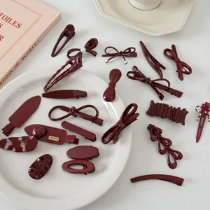 Vue détaillée d'une collection de barrettes rouge foncé dans un décor rétro chic français