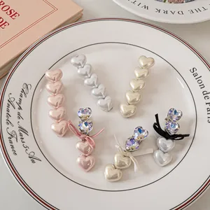 Set di fermagli per capelli a cuore stile francese con perle, cristalli e fiocchi su piatto