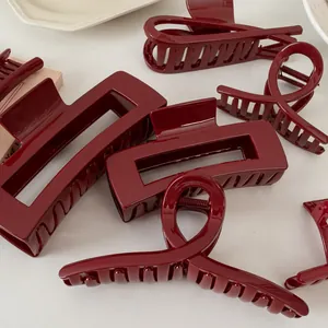 Haarklammer-Set in Weinrot für Damen mit glänzendem Finish und großen rechteckigen Clips