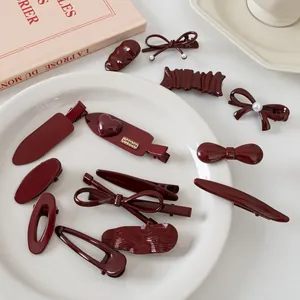 Détail d'un lot de barrettes bordeaux avec nœuds élégants et finitions laquées