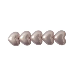 Elegante fermaglio per capelli rosa perlato con una fila di cinque cuori lucidi e raffinati