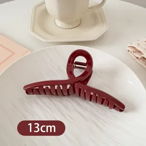 Detailansicht der 13cm burgunderroten Haarklammer mit glänzendem Finish für dickes Haar