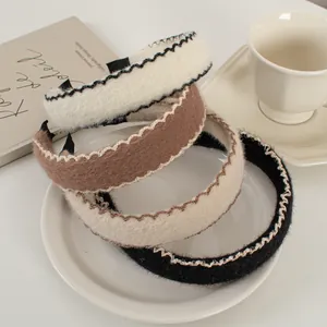 Lot de quatre serre-têtes en laine aux tons crème et marron pour un style élégant