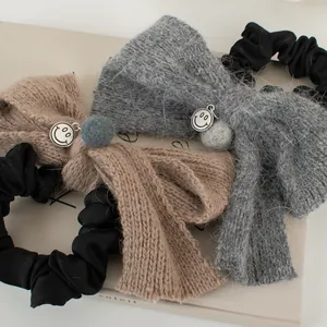 Chouchous nœuds en tricot marron et peluche grise avec pendentifs souriants en argent