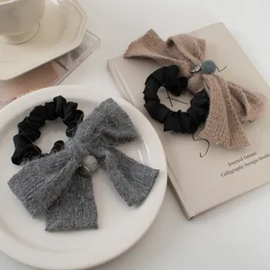 Chouchous nœuds en tricot élégants avec breloque smiley en coloris automne café et gris