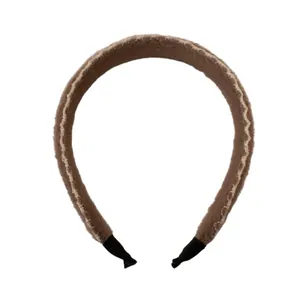 Serre-tête en laine marron avec texture ondulée crème, accessoire cheveux chic pour l'hiver
