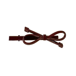 Barrette nœud rouge foncé minimaliste avec finition brillante et clip en métal