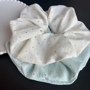 Set de coleteros con brillantes en crema y verde menta para peinados elegantes