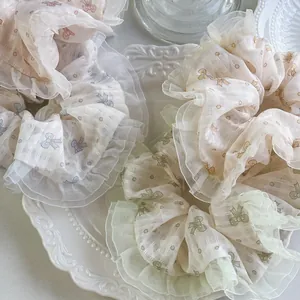 Pastellfarbene Blumen-Organza-Scrunchies mit Schmetterlings-Schleifenmuster und Rüschen