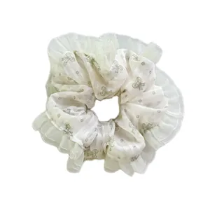 Blumen-Tüll-Haargummi mit grünen Schleifenmustern und Rüschenrand in zartem Cremeweiß
