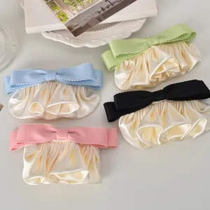 Détail des pinces à cheveux en satin avec volants et nœuds de style ballet multicolores