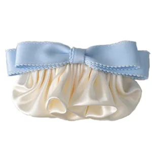 Barrette élégante en satin crème et nœud bleu clair avec bords festonnés et effet perlé