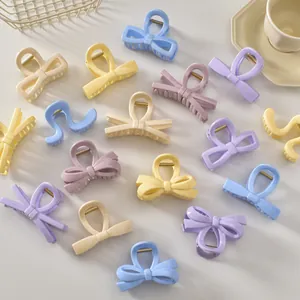 Set de pinces à cheveux mates aux tons macarons avec styles nœud et torsade sur panier