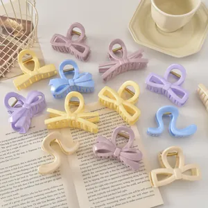 Vue à plat de pinces à cheveux colorées avec nœuds en résine et designs ondulés chic