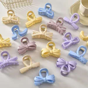 Vue détaillée de dessus des pinces à cheveux à nœud aux couleurs macaron mates
