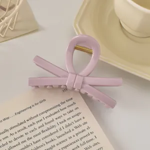 Détail d'une pince à cheveux lavande en forme de nœud avec finition brillante et ressort