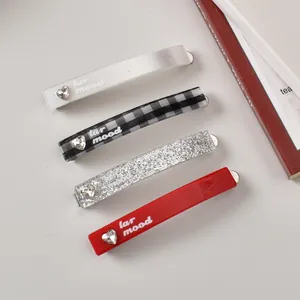 Set de barrettes à cheveux à carreaux bleus avec strass et détails cœur élégants