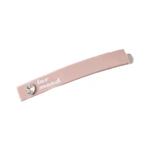 Barrette à cheveux rose avec strass en cœur, motif à carreaux bleus et logo iar mood