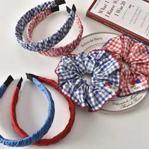 Colección de accesorios para el pelo con coleteros y diademas de cuadros rojos