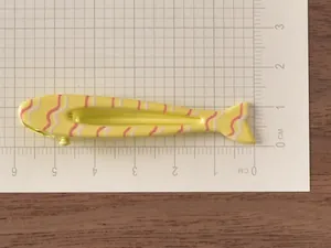 Dettaglio molletta per capelli a forma di pesce giallo di 5,5 cm con motivi a onde