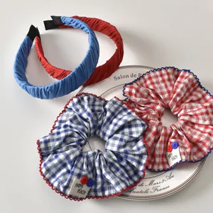 Primer plano de coleteros de cuadros rojos y azules con botones decorativos y etiquetas