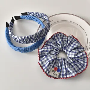 Primer plano de coletero a cuadros rojos y azules y diademas en un plato de cerámica