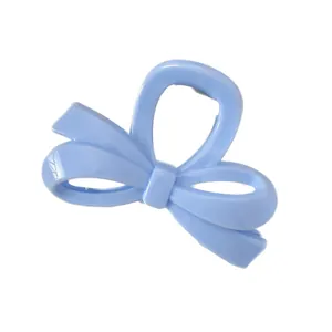 Pince à cheveux nœud bleu clair avec finition brillante pour coiffures féminines