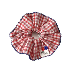 Coletero a cuadros rojos con ribete de encaje azul y botones de estilo preppy