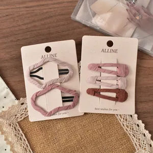 Minimalistische stoffumwickelte Haarklammern in Rosa und neutralen Tönen im Set