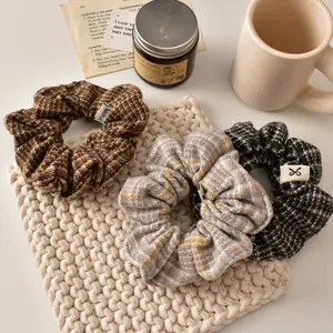 Lot de trois chouchous en tissu à carreaux marron et gris avec étiquettes faites main