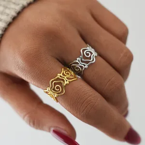 Elegante goud- en zilverkleurige roestvrijstalen ringen met bloemenmotief