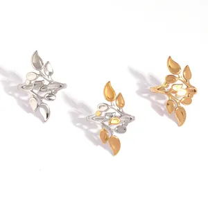 Ensemble de trois bagues feuilles irrégulières en finitions or, argent et bicolore