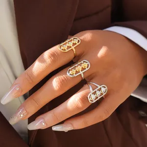 Anillos ovalados minimalistas con triple perla en acabados dorado y plateado fino