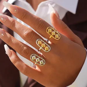 Detalle de anillo ajustable vintage con tres cuentas metálicas deslizantes suaves