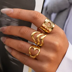 Set de tres anillos dorados con corazón calado y grabado de sol para mujer moderna