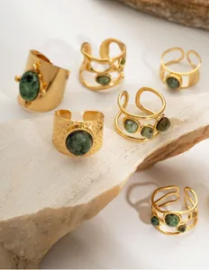 Details von 18K vergoldeten Ringen mit grünen Natursteinen auf Mineralsteinen