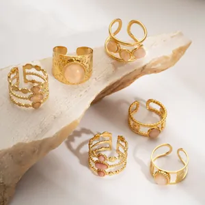 Details von 6-teiligem verstellbarem Goldring-Set mit rosa Steinen und Hammerschlagoptik
