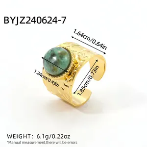 Detailansicht des 18K Goldrings mit Hammerschlag-Textur, grünem Stein und Maßangaben