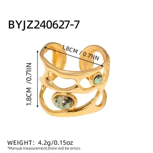 Detailansicht eines Goldrings mit 1,8cm Innendurchmesser und zwei grünen Natursteinen