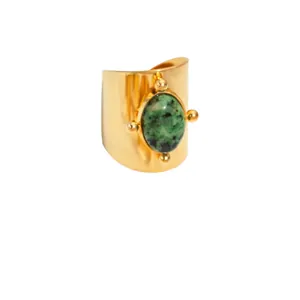Breiter Ring aus 18K vergoldetem Edelstahl mit ovalem grünem Naturstein-Inlay